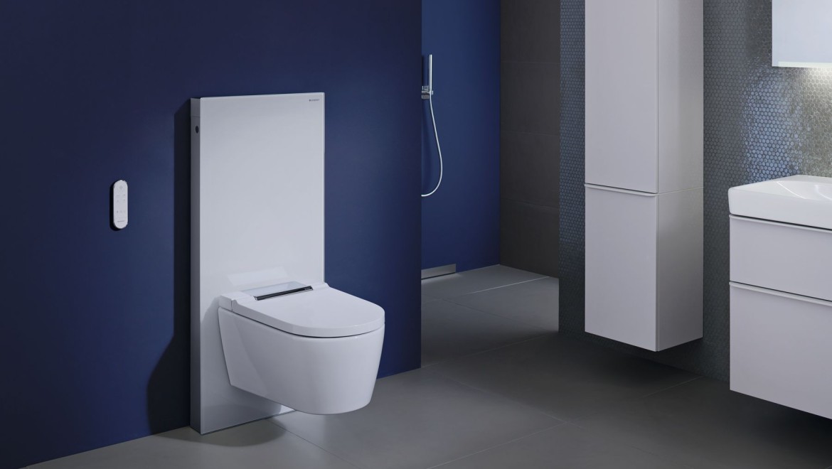 Dusch-WC Geberit AquaClean Sela mit Geberit Monolith in blauem Badezimmer