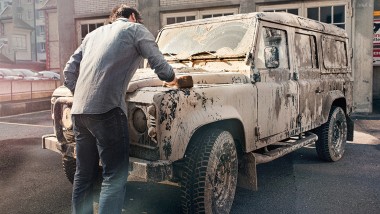 Reinigung mit Wasser - Mann reinigt Auto